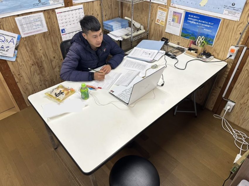 Ｑさんがwebで職長教育を受けている姿を前から撮影