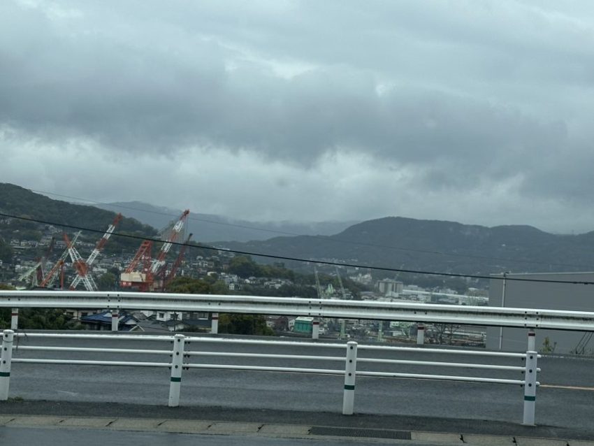 佐世保造船SSKを遠目に撮影　キリンみたいな姿のクレーンが並ぶ写真