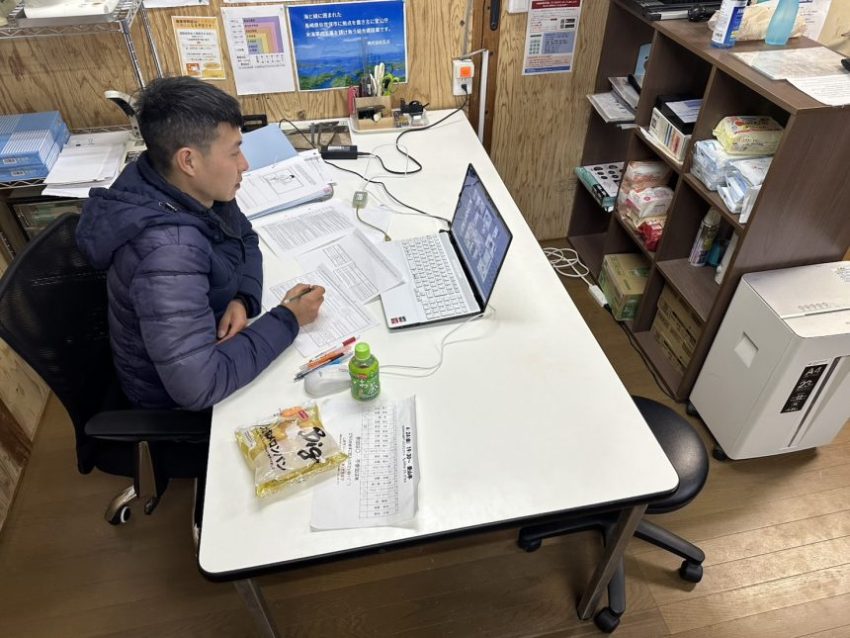 Qさんがwebで職長教育を受けている姿を横から撮影