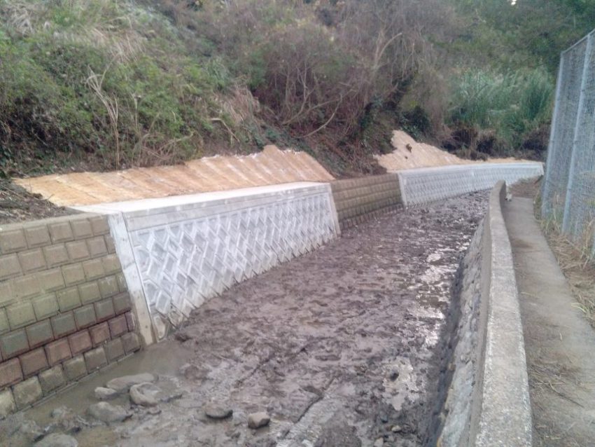 コンクリートブロックを積みその上側の法面には人工張芝を行ったところ（竣工）