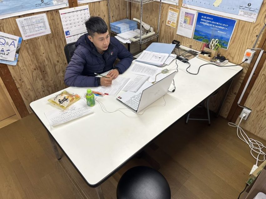 Ｑさんがwebで職長教育を受けている姿を前から撮影